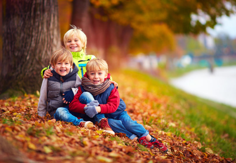 秋季公园里的三个儿童