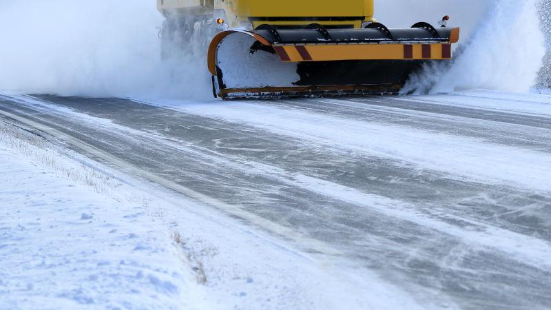 雪犁清除冬天结冰路面上的积雪