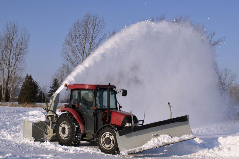 雪后拖拉机吹雪机清扫积雪
