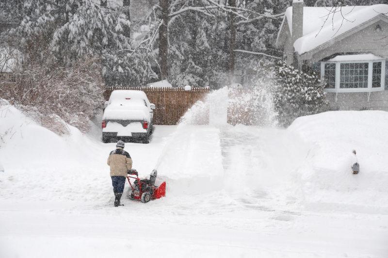 吹雪机清除房屋车道上的积雪