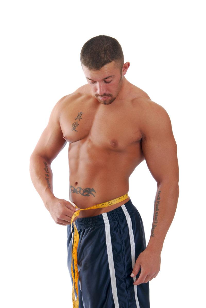 一个肌肉健壮的人做腰围测量