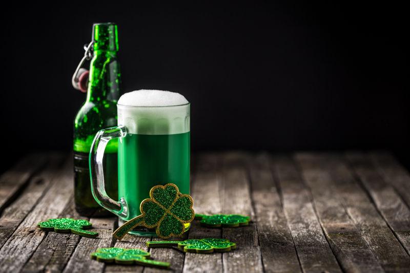 木板上的爱尔兰啤酒和装满啤酒的酒杯