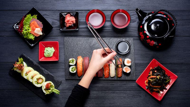女人用筷子俯视寿司
