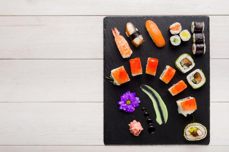 寿司在黑板上的木制桌面俯视图