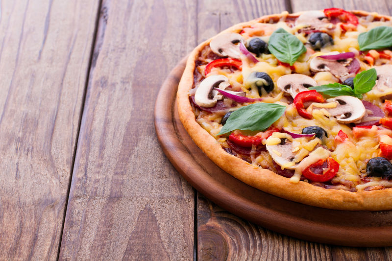 木桌上的蔬菜披萨