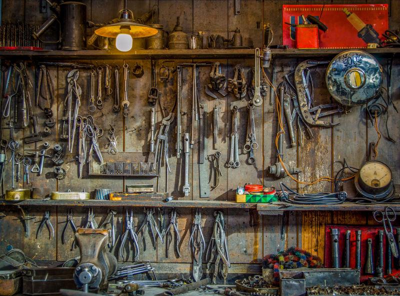 车间的墙面上挂着各种老旧的工具