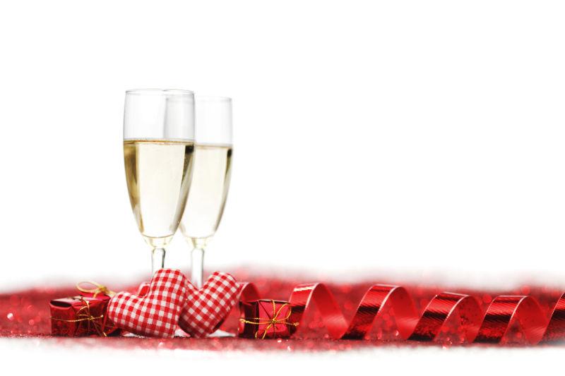 情人节两杯香槟与红色装饰