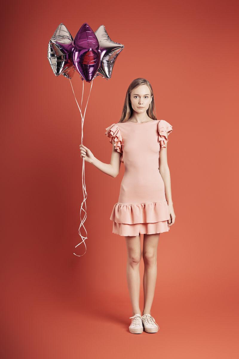 粉色长裙美女拿着气球