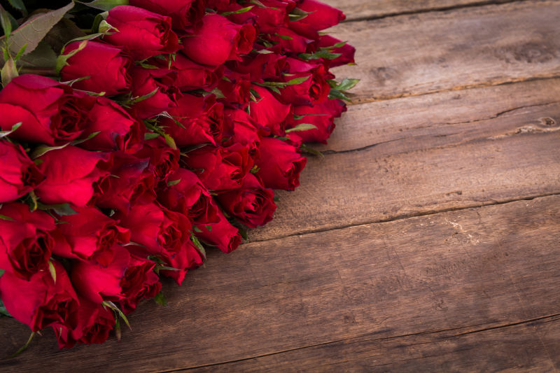 木板上的一束红色玫瑰花