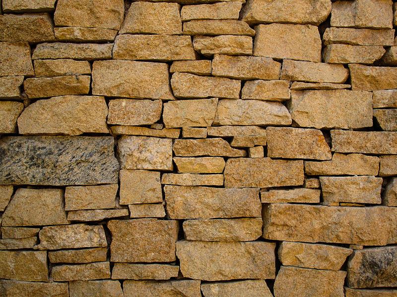 石头墙砌成的墙