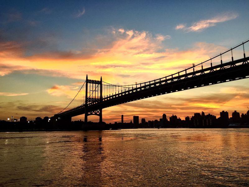 夕阳下美丽的布鲁克林大桥
