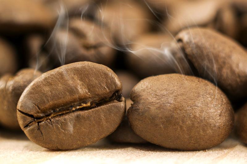 木板背景里的咖啡豆