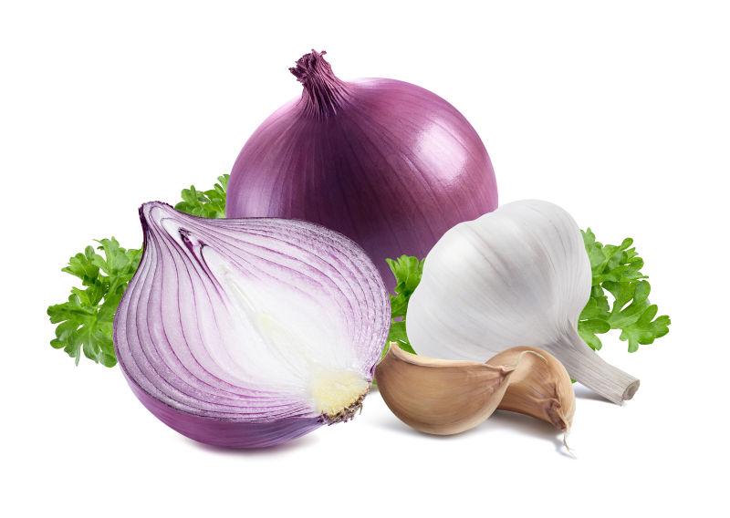 白色背景上的紫色洋葱和蒜