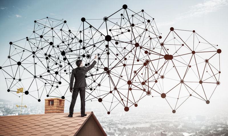 商人站在屋顶上的网络商业概念