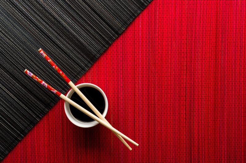 竹席上的酱油碗上放着一双筷子