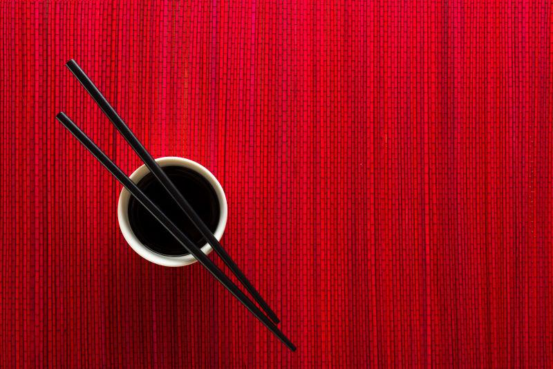 红色竹席上的碗筷