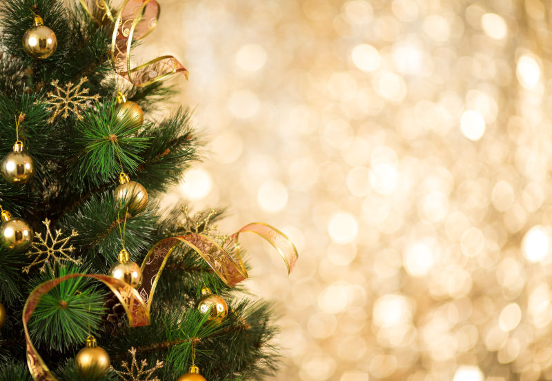 金色背景下的圣诞树与彩带