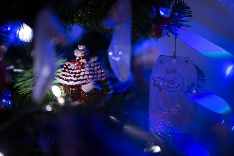 圣诞节蓝色灯光下的圣诞树装饰品
