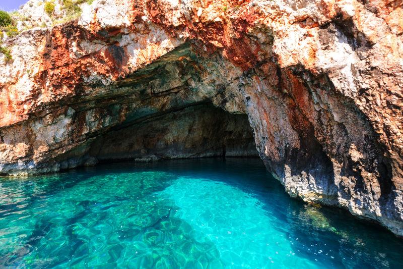 扎金索斯岛海岸上的天然洞穴