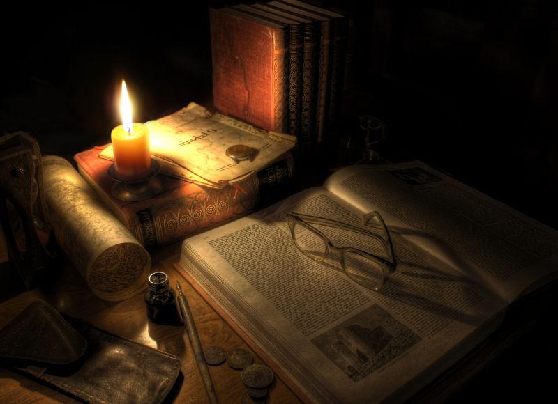 桌上的书和蜡烛