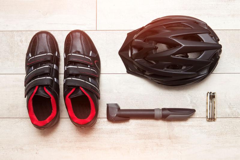 自行车头盔鞋子