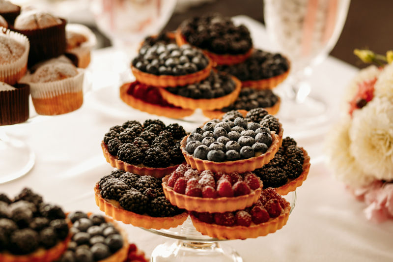 豪华婚礼桌各种美味可口的浆果和糕点