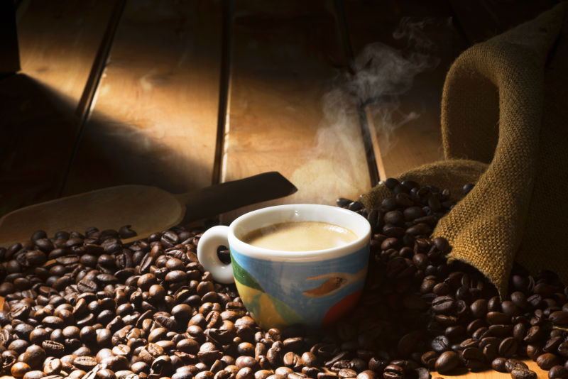 麻袋中的咖啡豆与一杯咖啡