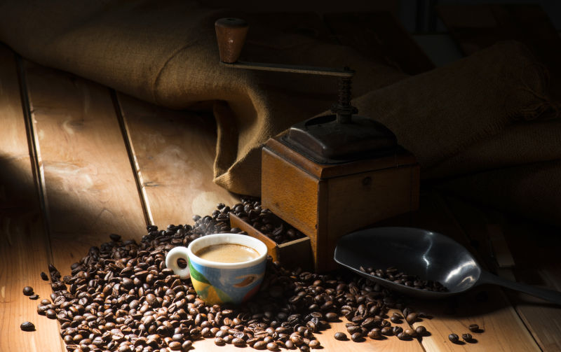 黑咖啡豆与磨咖啡机