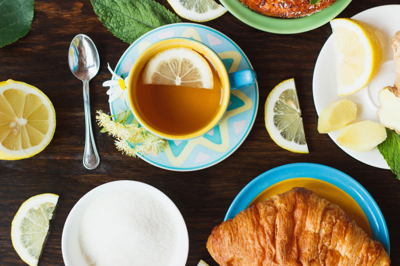 木桌上的自制柠檬茶和面包