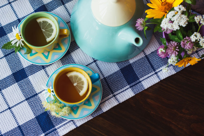 桌子上的甘菊和柠檬茶