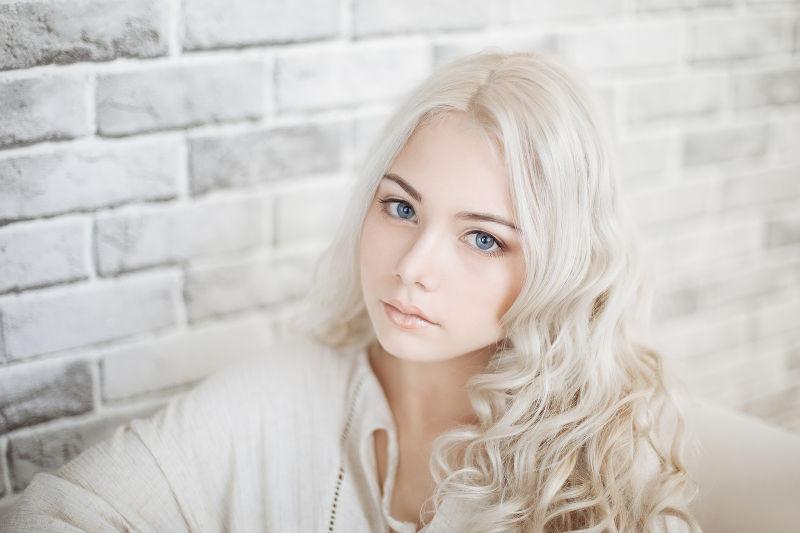 白色头发的年轻美女