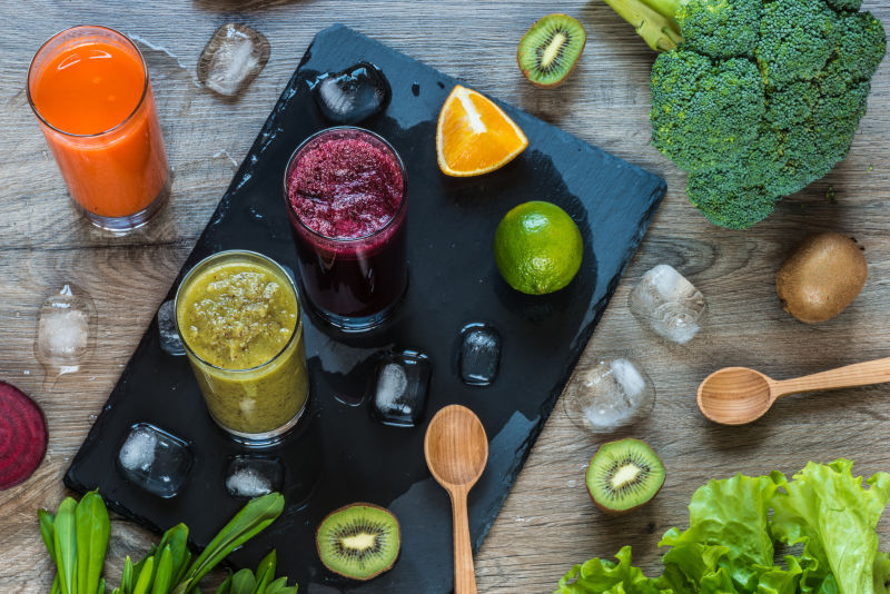 新鲜健康的果汁水果和蔬菜