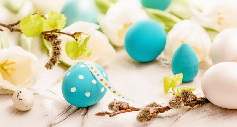 复活节装饰彩蛋和郁金香