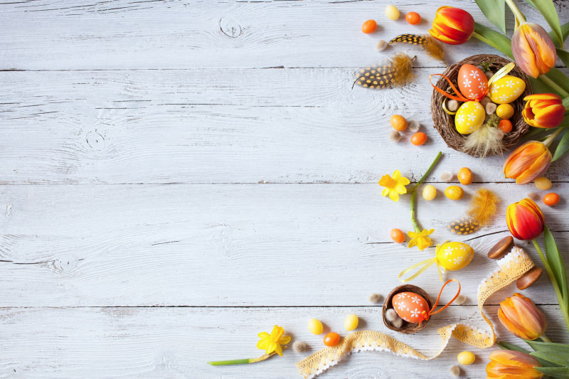 木板背景下的郁金香和彩蛋