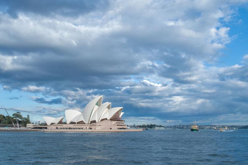 多云天气下被水包围着的悉尼歌剧院