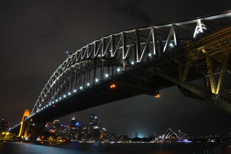 悉尼夜间的亮着灯的海港大桥