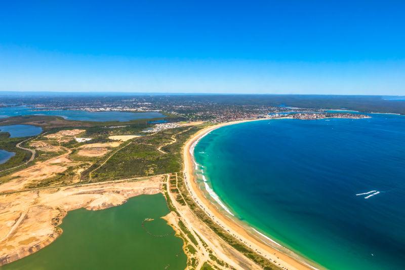 蓝天下悉尼以南贝特湾的鸟瞰图
