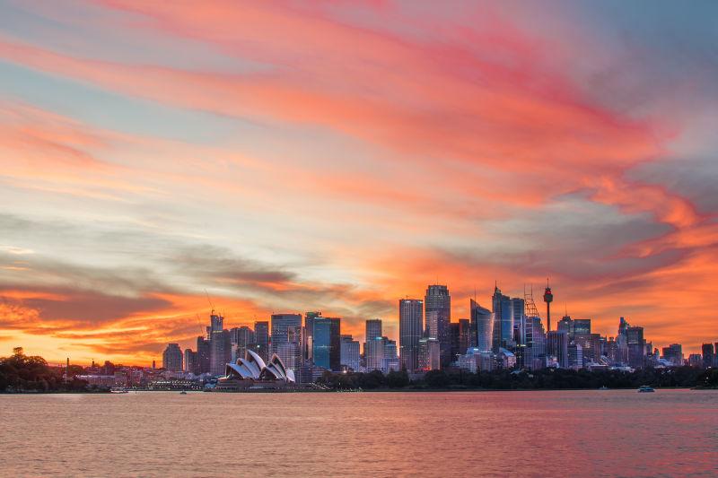 有红色晚霞的悉尼城市景观