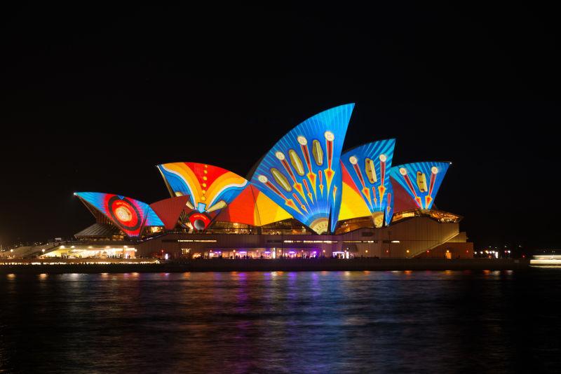 黑夜里有着缤纷色彩的外观的悉尼歌剧院