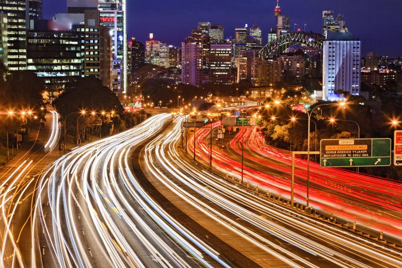 夜幕时分的悉尼城市和公路