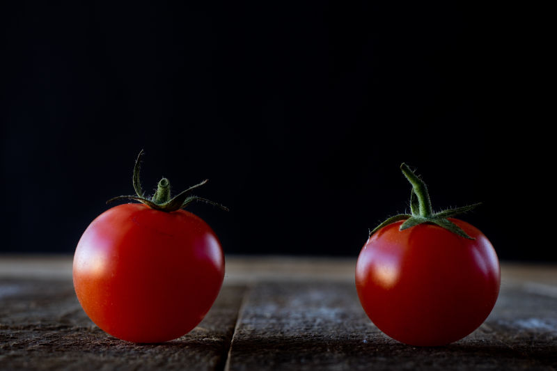 两颗完整的西红柿