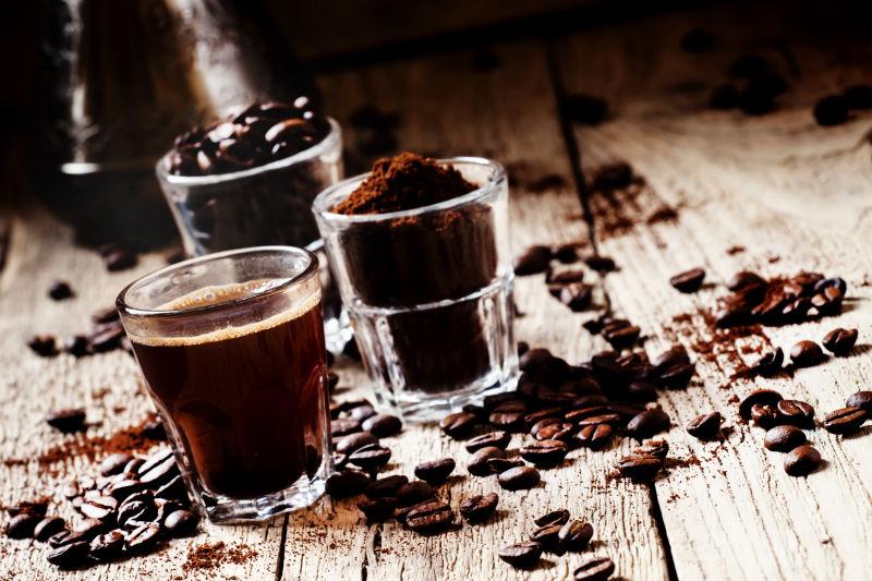 木桌面上的咖啡和咖啡豆