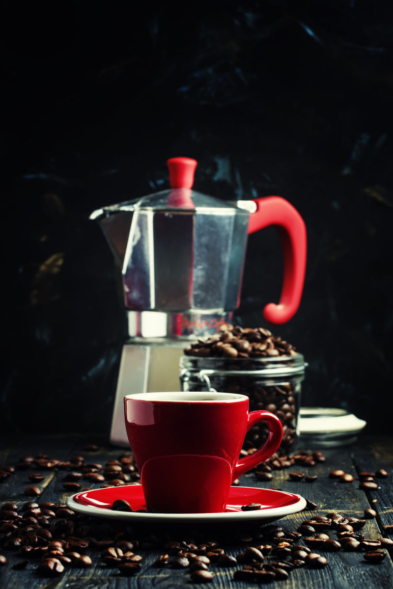 咖啡机和咖啡豆还有红色咖啡杯