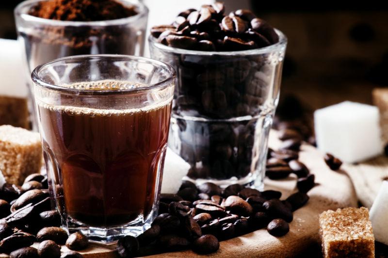 杯子里的咖啡豆和咖啡还有咖啡粉