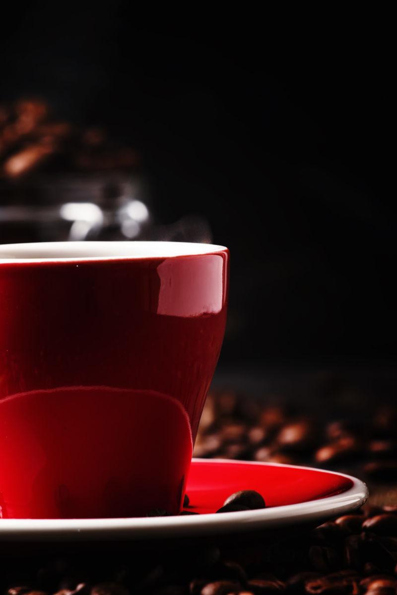 桌子上的咖啡豆和红色咖啡杯