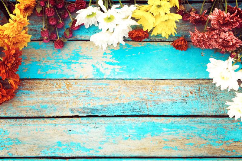 旧的蓝色木板上有一堆花