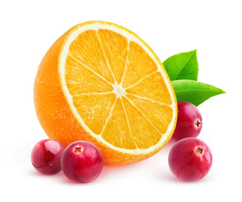 切开的橙子和蔓越莓