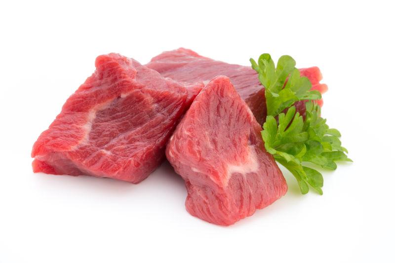 新鲜的肉和生菜在白色背景上