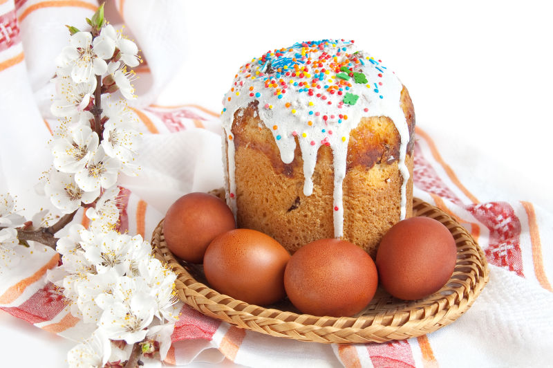 复活节蛋糕和熟鸡蛋