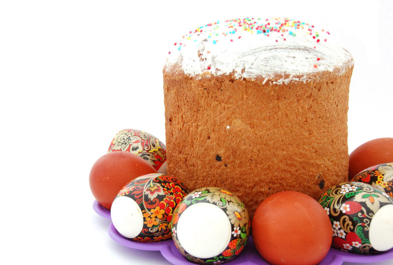 可爱的复活节彩蛋和美味的蛋糕